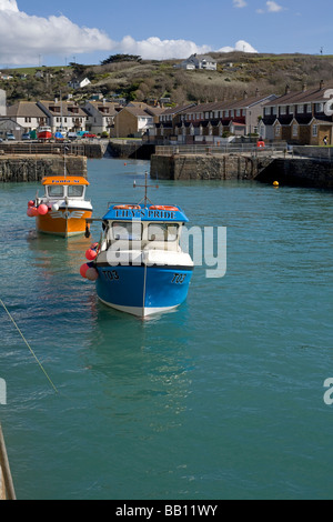 Bunte Boote im Hafen von Portreath an den hohen Gezeiten, Cornwall UK. Stockfoto