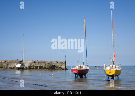 Segelboote am Strand in New Quay, Cei Newydd bei Ebbe. Stockfoto