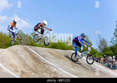 Drei springen Konkurrenten beim BMX Supercross World Cup Stockfoto