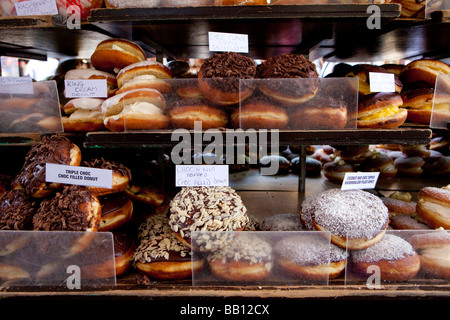 Donuts für den Verkauf auf einem Markt stall in Campden, London. Stockfoto