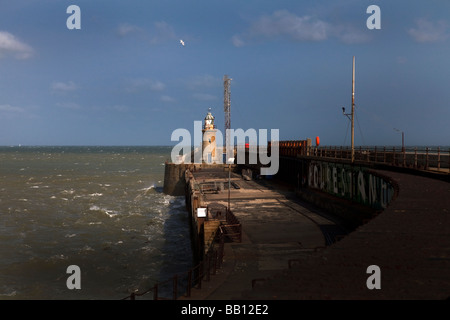 Der alte Leuchtturm am Ende der Folkestone Pier, Wellenbrecher, Kennzeichnung der Hafeneinfahrt. Stockfoto