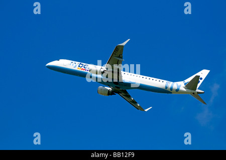 Twin-engined Embraer ERJ-190-2000-195LR Flybe Verkehrsflugzeug Abfahrt Inverness Airport Highland-Schottland Stockfoto