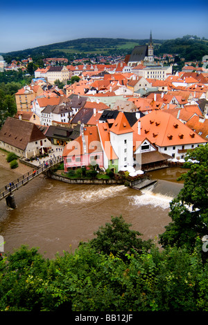 Schöne Antenne vom Berggipfel des malerischen kleinen Dorfes mit die roten Dächer von Cesky Krumlov in Tschechien Stockfoto