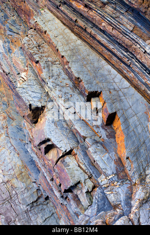 Gesteinsschichten auf den Meeresklippen im Sandymouth Bay in North Cornwall England November 2008 Stockfoto