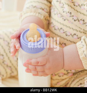 Gemischte Rassen Babymädchen mit Flasche Stockfoto