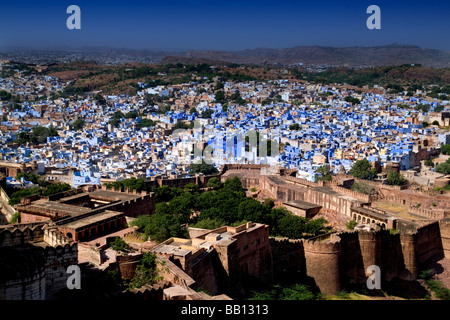 Schöne blaue Stadt Jodhpur zeigt alle blaue Gebäuden entnommen Mehrangarh Fort in Rajasthan Indien Stockfoto