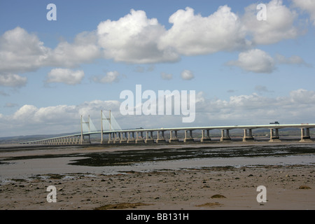 Blick nach Westen in Richtung Wales des Grenzübergangs M4 Autobahn zweite Severn-Brücke über den Fluss Severn. Stockfoto