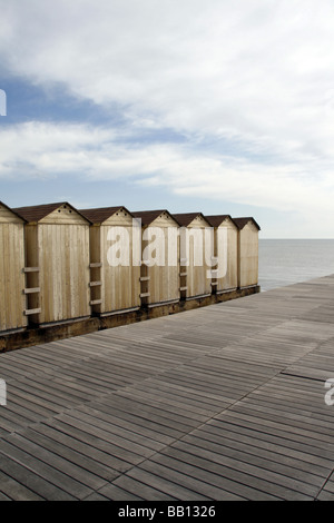 Reihe von Strandhütten in Ferienanlage am Meer Stockfoto