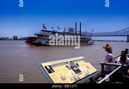 Riverboat auf dem Mississippi River und Zeichen in wunderbare Stadt von New Orleans Louisiana NOLA USA Stockfoto