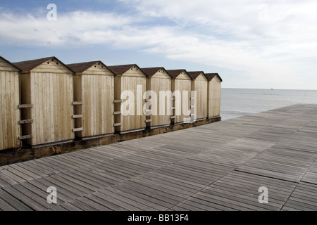 Reihe von Strandhütten in Ferienanlage am Meer Stockfoto