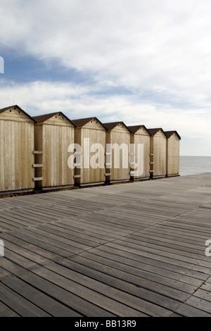 Reihe von Strandhütten in Ferienanlage am Meer Stockfoto