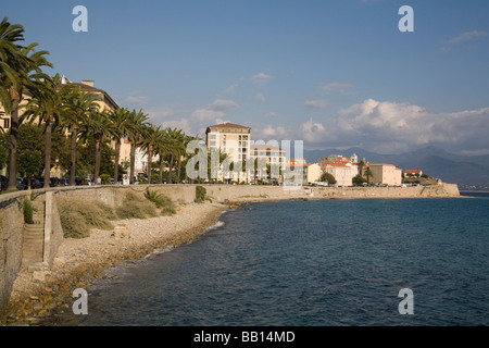 Strandpromenade mit Blick auf die alte Stadt von Ajaccio, Korsika Frankreich Stockfoto