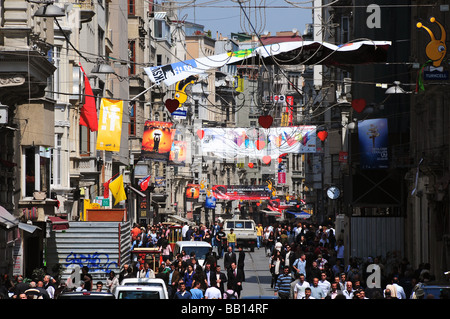 Istiklal Caddesi, der Hauptstraße von Beyoglu, Istanbul, Türkei Stockfoto