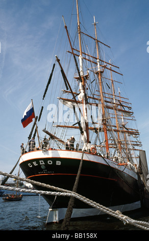 9. Mai 2009 - russische STS Sedov auf St. Pauli Landungsbrücken während der 820th Hafengeburtstag im Hamburger deutschen Hafen. Stockfoto