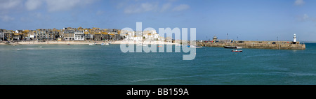 Blick von St. Ives Hafen und Smeatons Pier. Stockfoto