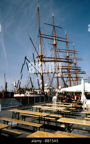 9. Mai 2009 - russische STS Sedov auf St. Pauli Landungsbrücken während der 820th Hafengeburtstag im Hamburger deutschen Hafen. Stockfoto