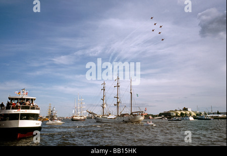 9. Mai 2009 - Patrouille Suisse im Formationsflug während der 820th Hafengeburtstag im Hamburger deutschen Hafen. Stockfoto