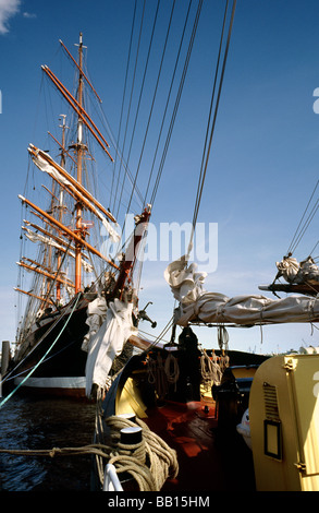 9. Mai 2009 - russische STS Sedov auf St. Pauli Landungsbrücken während der 820th Hafengeburtstag im Hamburger deutschen Hafen. Stockfoto