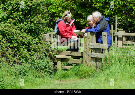 Wanderer pause an ein Land Stil um ihre Lesefähigkeiten Karte überprüfen Stockfoto