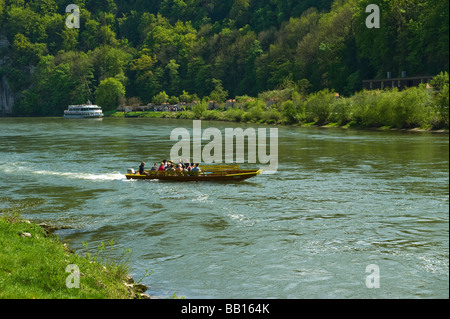 Fähre über den Boot-Fluss, die Donau in der Nähe von der Verengung der Danube Weltenburg charakteristisch die Klippen am Kloster durchbricht Stockfoto