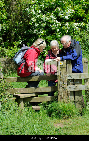 Wanderer pause an ein Land Stil um ihre Lesefähigkeiten Karte überprüfen Stockfoto