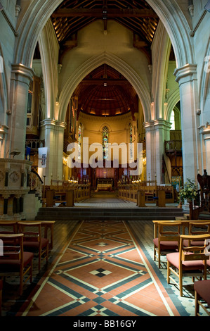 Mit Blick auf den Hochaltar aus dem Kirchenschiff in Christ Church Cathedral in Christchurch, Canterbury, Neuseeland. Stockfoto