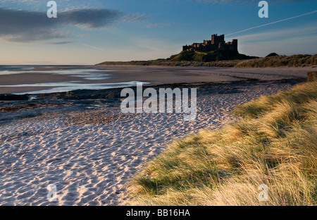 Bamburgh Castle im frühen Morgenlicht abgebildet Stockfoto