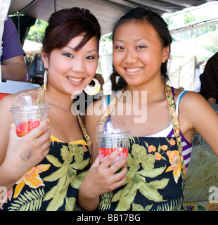 St.Paul Minnesota MN USA schöne Hmong Teenager Essen Server halten Früchte Punsch Getränke. Hmong Festival McMurray Sportplatz Stockfoto