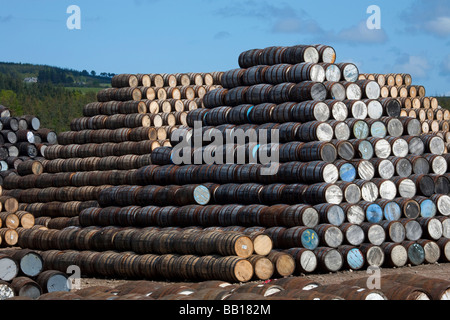 Alt, Holz, Holz, Kask, Behälter, Stapel Whiskyfässer bei Speyside Cooperage, Visitor Center, Craigellachie, Aberlour, Banffshire, Schottland Stockfoto