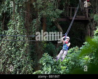 Asiatische Touristen Spaß während einer Zip Line Abenteuer in der Karibik Stockfoto