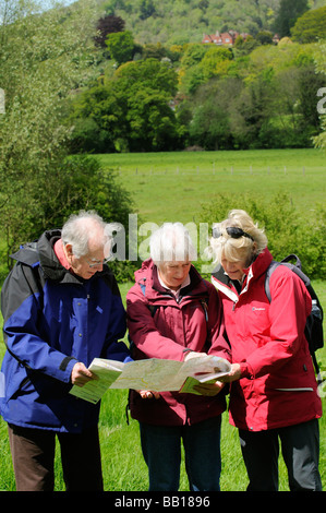Kartenlesen Wanderer überprüfen ihr Bezugspunkt in der englischen Landschaft UK Stockfoto