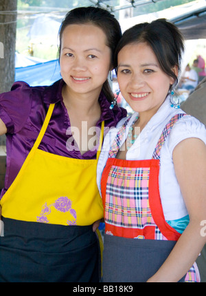Zwei Arbeiter der Küche in einem Hmong-Restaurant im Freien, Hmong Sport Festival McMurray Feld St.Paul Minnesota USA Stockfoto