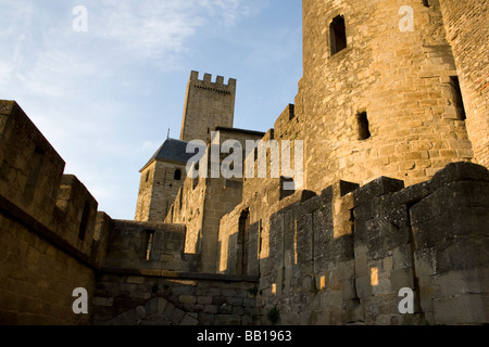 Wälle Zinnen Festung ummauerten antiken mittelalterlichen Stadt Carcassonne Stockfoto