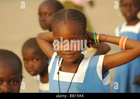 Kamerun-Maga-Porträt eines afrikanischen Mädchens mit regelmäßigen Muster Zöpfe im Haar halten Sie ihre Arme hinter dem Kopf Stockfoto