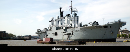 Panoramablick auf der HMS Illustrious vertäut auf der Themse in Greenwich, London Stockfoto