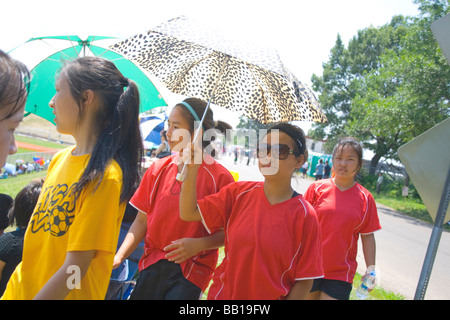 Asiatische Mädchen im Teenageralter Hmong SE ankommen Fußball Turnier Sonnenschirme Hmong Sport Festival McMurray Feld St.Paul Minnesota USA Stockfoto