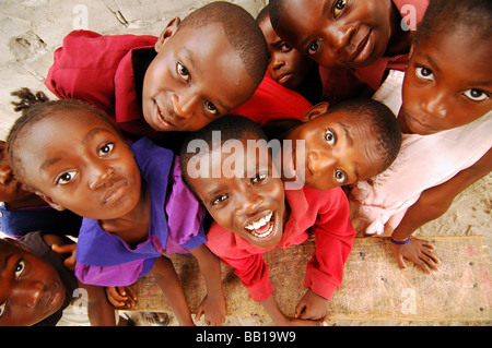 Republik Kongo Brazzaville. Gruppe der afrikanischen jungen und Mädchen gesehen von oben lächelnd und beobachtete neugierig im Voraus Stockfoto
