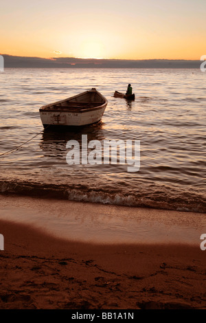 Einbaum am Strand von Monkey Bay Malawi Stockfoto