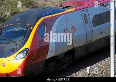 British Rail Class 390 "Pendolino", Elektrischer Triebzug, Anzahl 390 028 "Stadt der Preston", mit Geschwindigkeit. Cumbria, England. Stockfoto