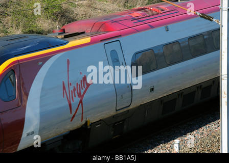 British Rail Class 221 SuperVoyager dieselelektrischer Triebzug, Nummer 221 143 'Auguste Picard", mit Geschwindigkeit. Cumbria, England. Stockfoto