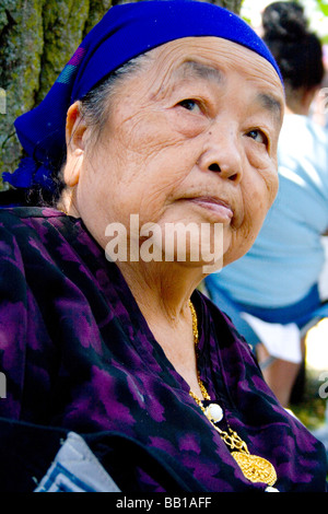 Porträt von Hmong asiatische Milf genießen Festlichkeiten Hmong Sport Festival McMurray Feld St.Paul Minnesota USA Stockfoto