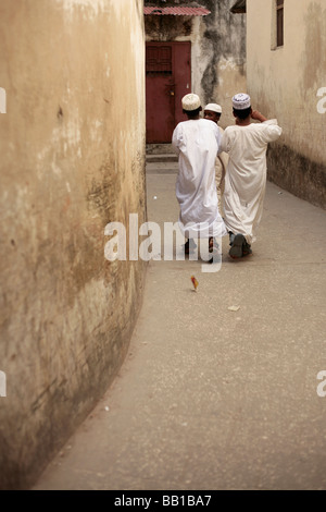 Jungen hinunter eine schmale Gasse in Stone Town Sansibar Stockfoto