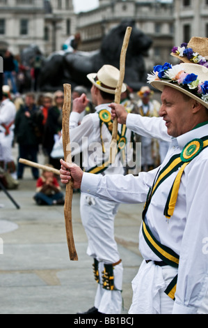 Ripley Morris Men tanzen am Westminster Tag des Tanzes auf dem Trafalgar Square in London. Foto von Gordon Scammell Stockfoto