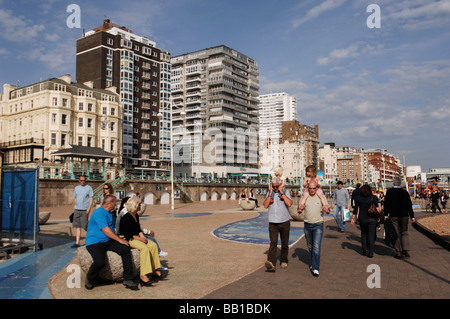 Besucher zu Fuß entlang Brighton seafront Stockfoto