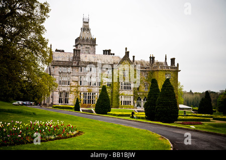 Fassade des das Adare Manor House in der Grafschaft Limerick zeigt Gärten und Spazierwege Stockfoto