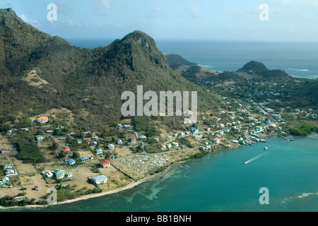 Luftaufnahme von Union Island mit Hügeln, Häuser und Türkis karibischen Ozean Stockfoto