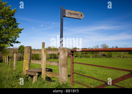 Holz- Stil über einen Zaun und mit Wanderweg Wegweiser, rechts der Art und Weise, in der Nähe von Kilmarnock, Schottland Stockfoto