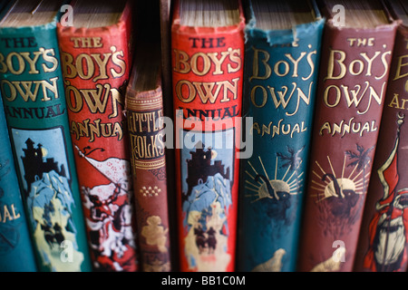 Alten Jungen eigene Bücher auf einem Regal in einem antiken Buchhandlung Stockfoto