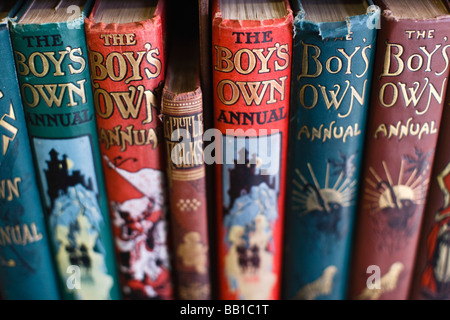 Alten Jungen eigene Bücher auf einem Regal in einem antiken Buchhandlung Stockfoto