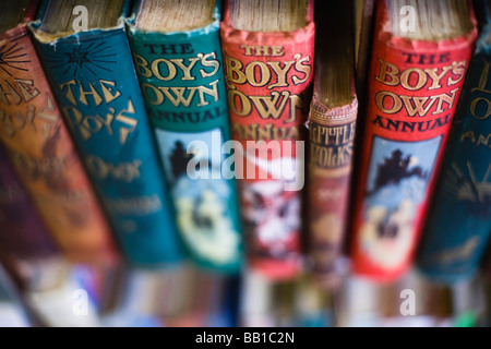 Alten Jungen eigene Bücher auf einem Regal in einem antiken Buchhandlung Stockfoto